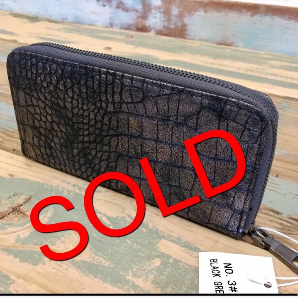 ❌Sold❌NWT Raviani Vegan Gator Wallet In Black/Gray